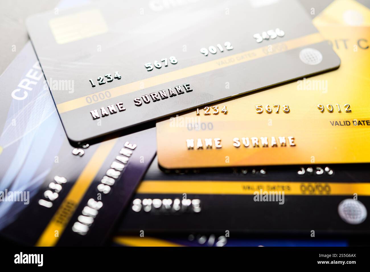 Kreditkarten, die auf dem Boden gestapelt sind, selektiver Fokus Stockfoto