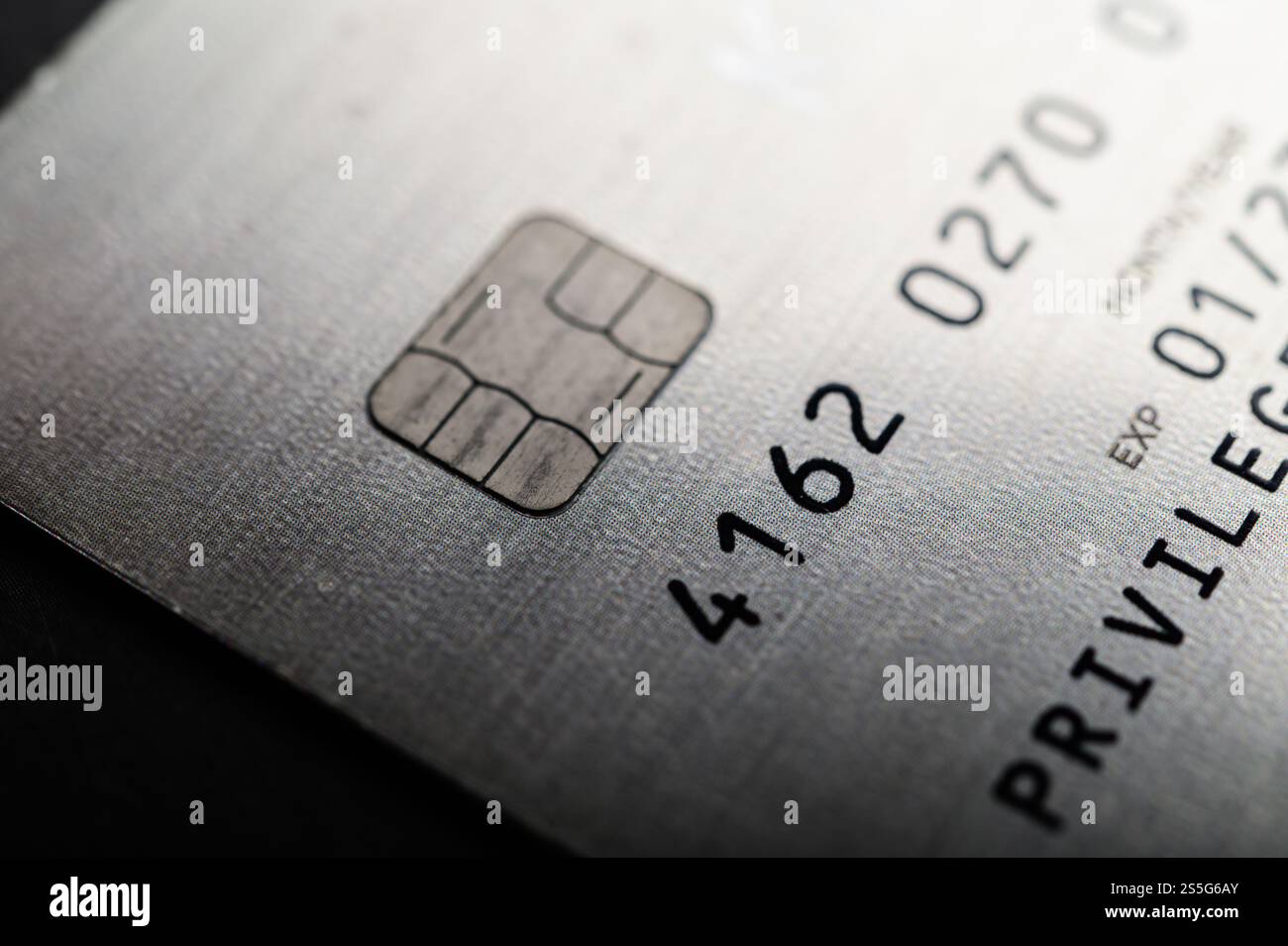 Kreditkarten, die auf dem Boden gestapelt sind, selektiver Fokus Stockfoto