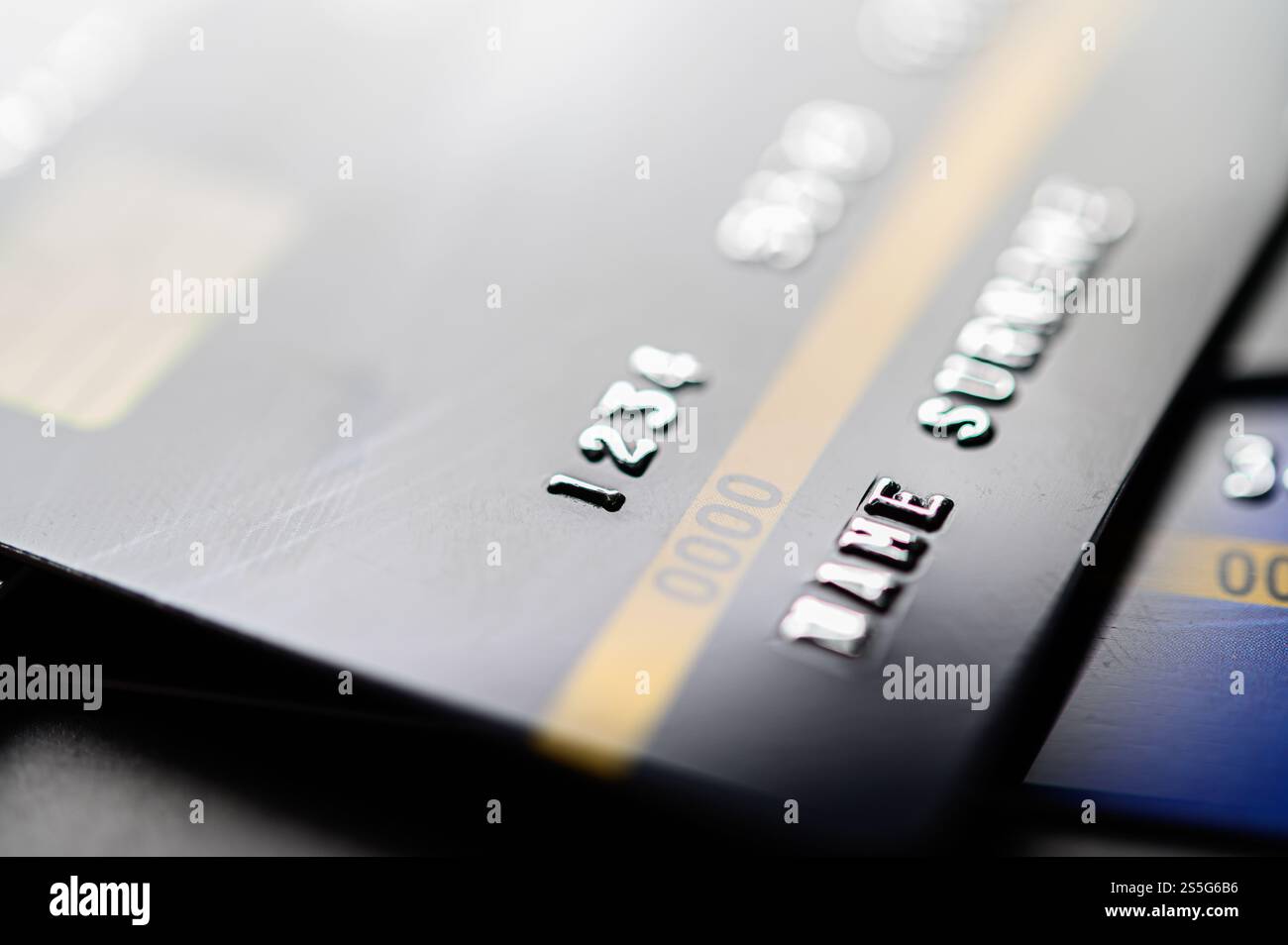 Kreditkarten, die auf dem Boden gestapelt sind, selektiver Fokus Stockfoto