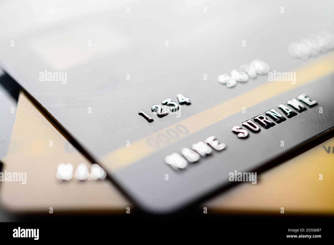 Kreditkarten, die auf dem Boden gestapelt sind, selektiver Fokus Stockfoto