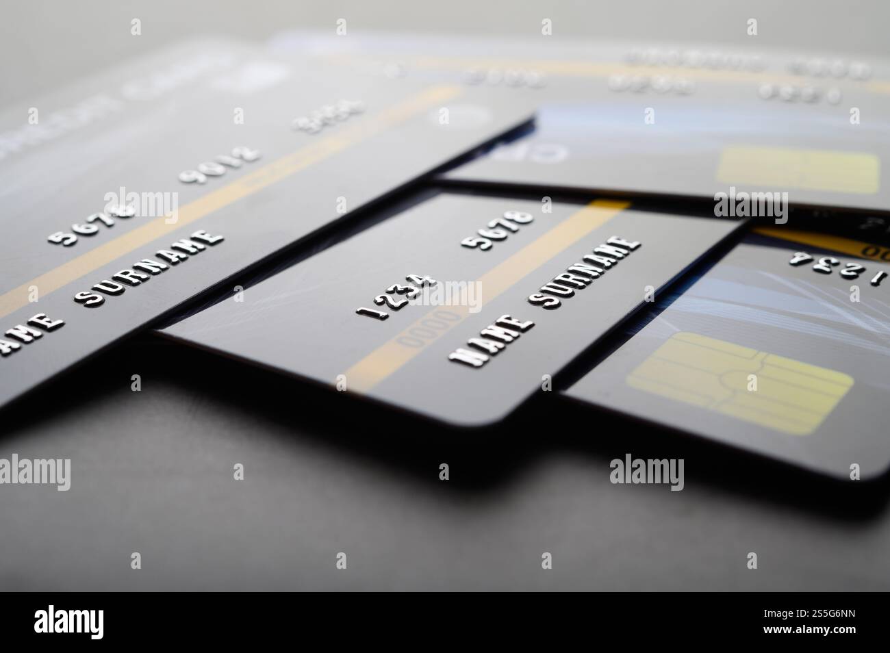 Kreditkarten, die auf dem Boden gestapelt sind, selektiver Fokus Stockfoto