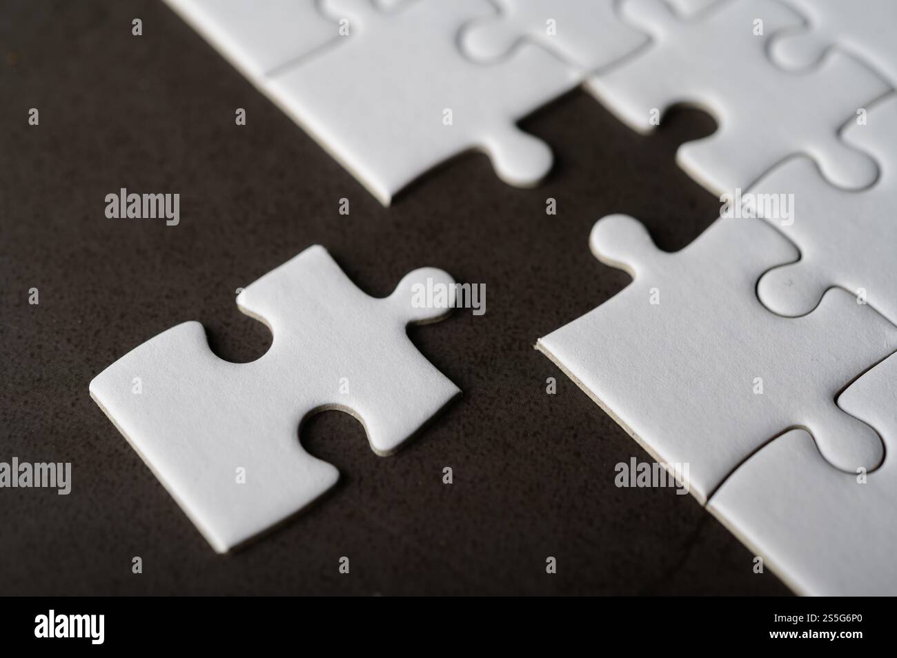 Puzzle mit fehlendem Teil. Fehlende Puzzleteile Stockfoto