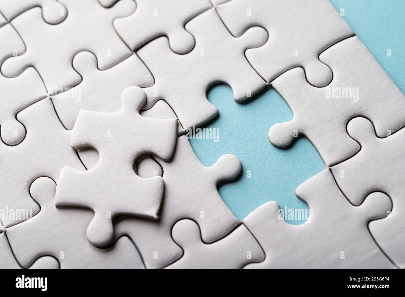 Puzzle mit fehlendem Teil. Fehlende Puzzleteile Stockfoto