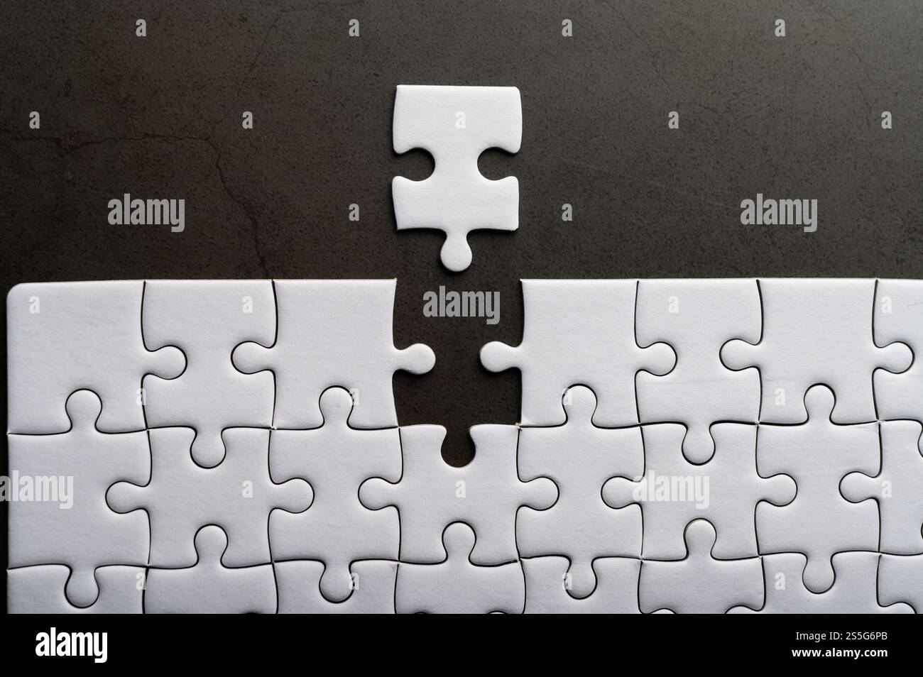 Puzzle mit fehlendem Teil. Fehlende Puzzleteile Stockfoto