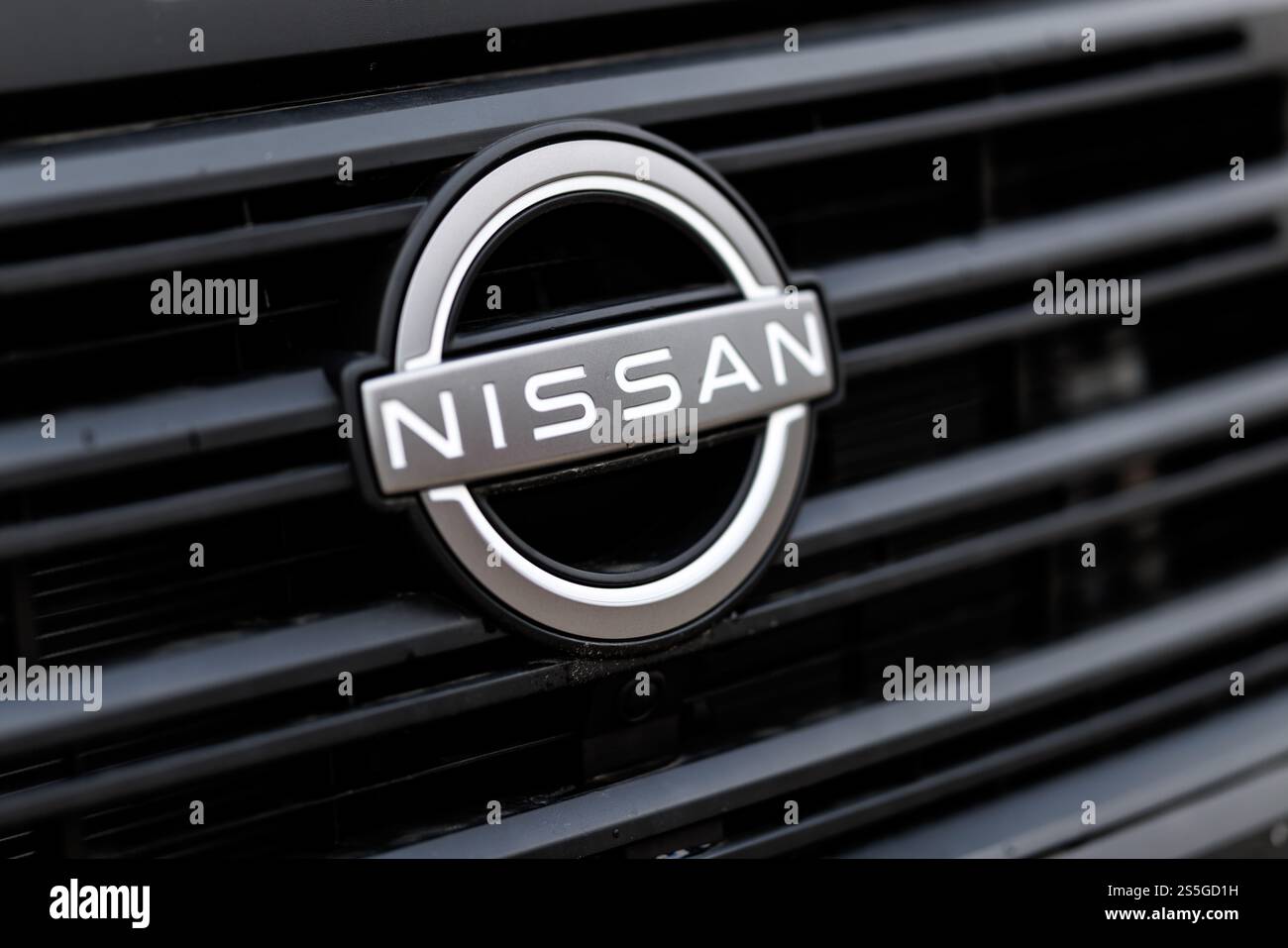München, Deutschland. Januar 2025. Das Markenlogo von Nissan ist am 10. Januar 2025 auf einem Fahrzeug der Marke in einer Niederlassung des Unternehmens in München (Bayern) zu sehen. Nissan ist ein japanischer Automobilhersteller. Quelle: Matthias Balk/dpa/Alamy Live News Stockfoto