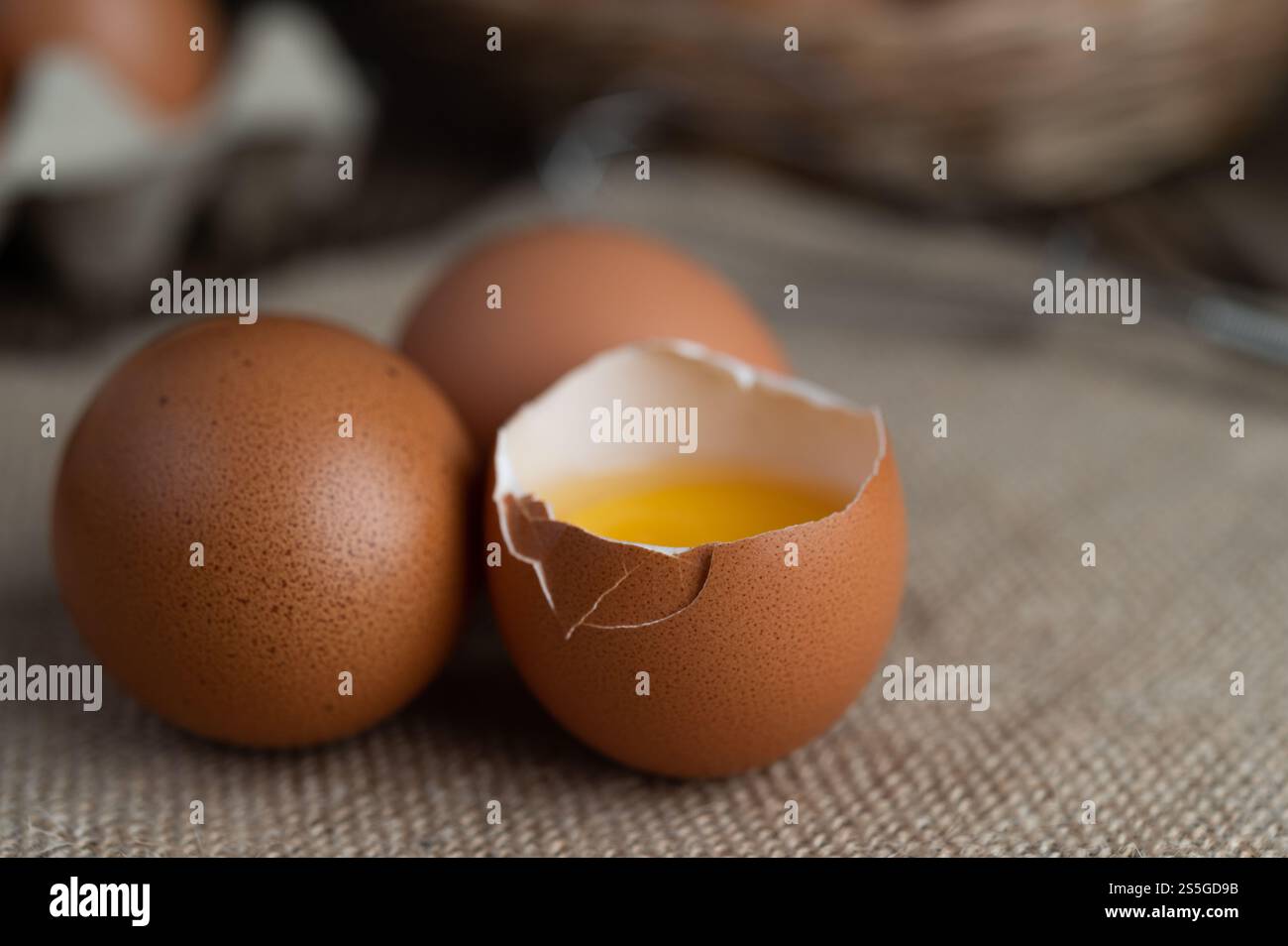 Eier auf dem Boden von Hanfsäcken. Selektiver Fokus. Stockfoto