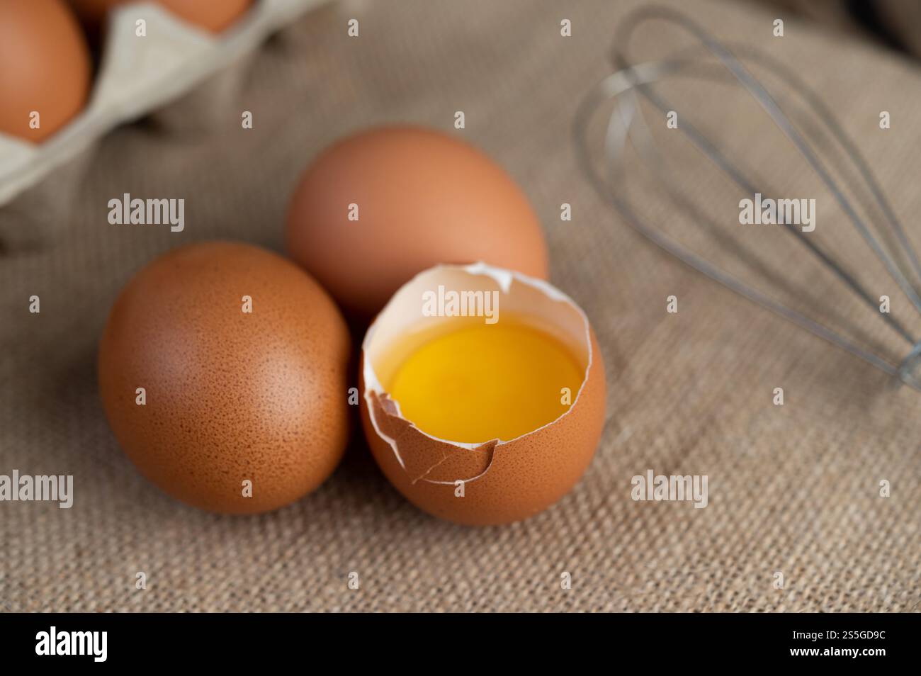 Eier auf dem Boden von Hanfsäcken. Selektiver Fokus. Stockfoto