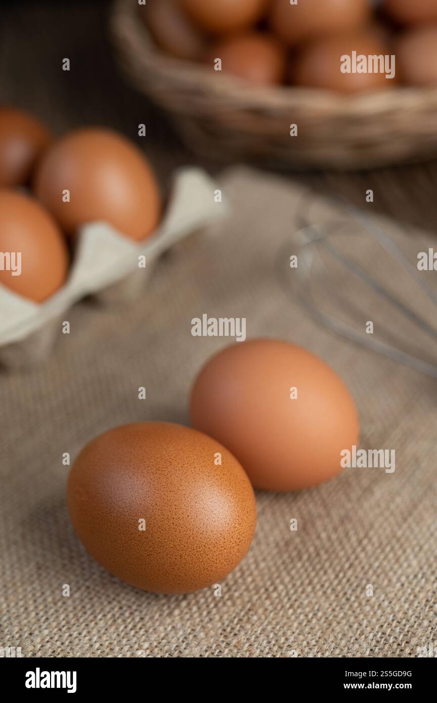 Eier auf dem Boden von Hanfsäcken. Selektiver Fokus. Stockfoto