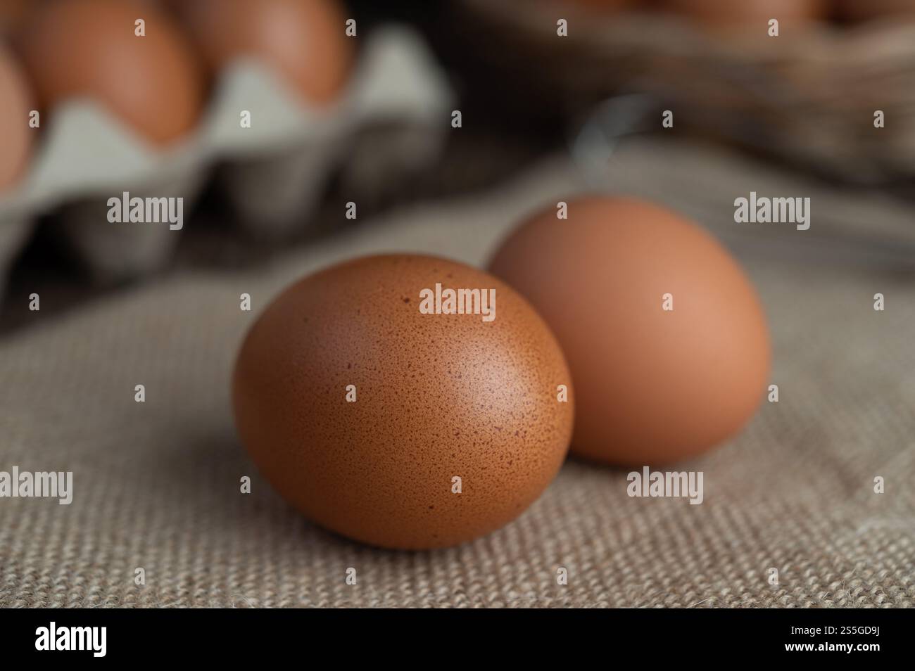 Eier auf dem Boden von Hanfsäcken. Selektiver Fokus. Stockfoto