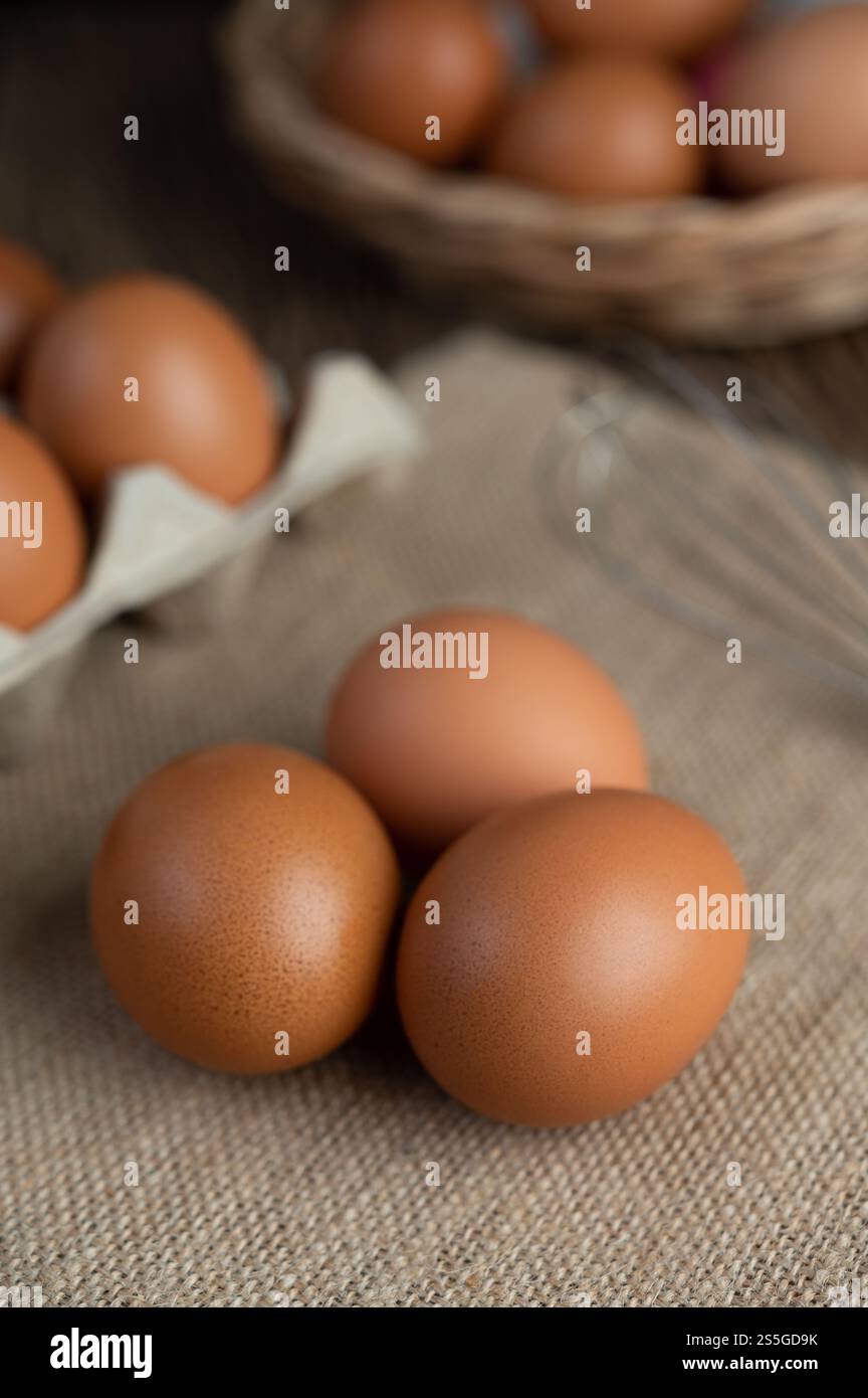 Eier auf dem Boden von Hanfsäcken. Selektiver Fokus. Stockfoto