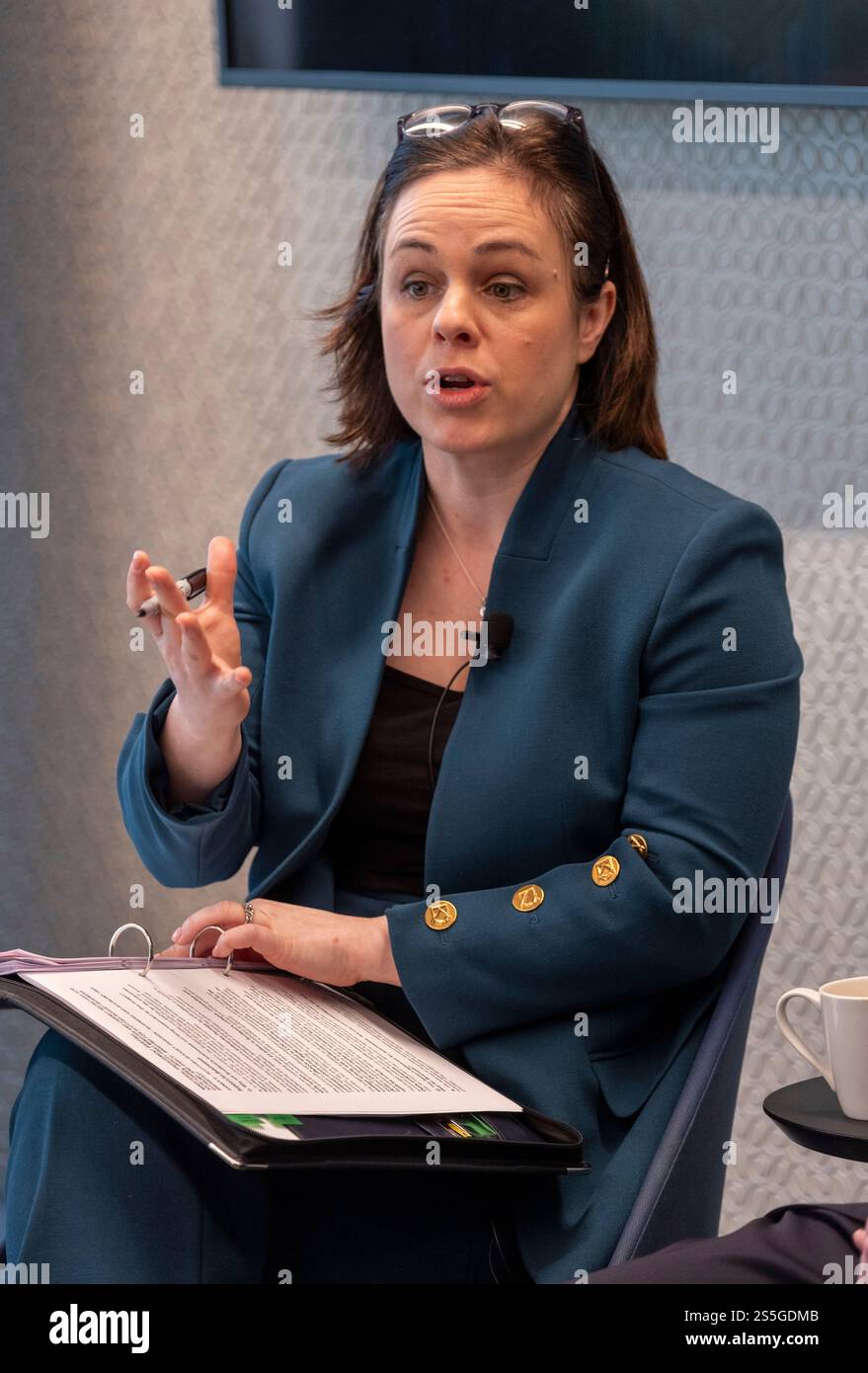 Die stellvertretende erste Ministerin von Schottland Kate Forbes MSP spricht beim Scottish Budget Business Breakfast in Edinburgh. Stockfoto
