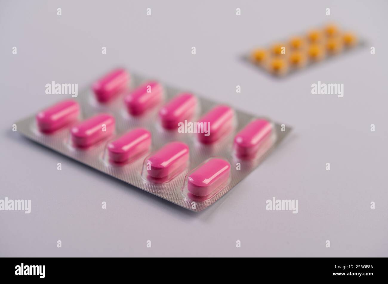 Das Medizinpanel wird auf dem Boden platziert. Selektiver Fokus. Stockfoto