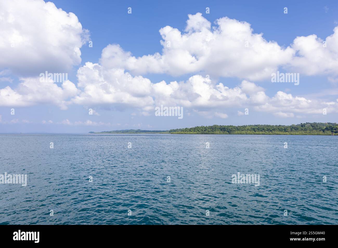 Unberührter Meerblick mit hellblauem Himmel an sonnigen Tagen Stockfoto