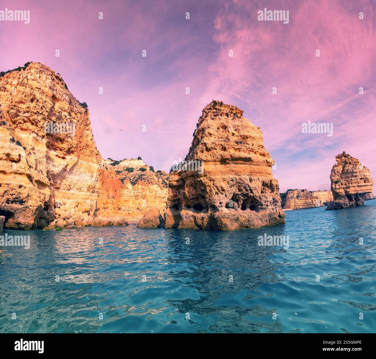 Felsige Küstenlandschaft. Felsiges Ufer in der Nähe von Praia da Marinha Beach und Benagil in der Algarve im Atlantik, Portugal, Europa Stockfoto