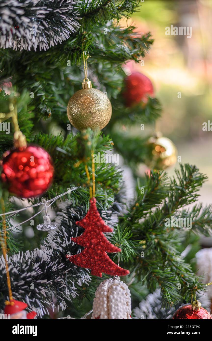 Nahaufnahme der goldenen Kugel, die am Weihnachtsbaum hängt. Stockfoto