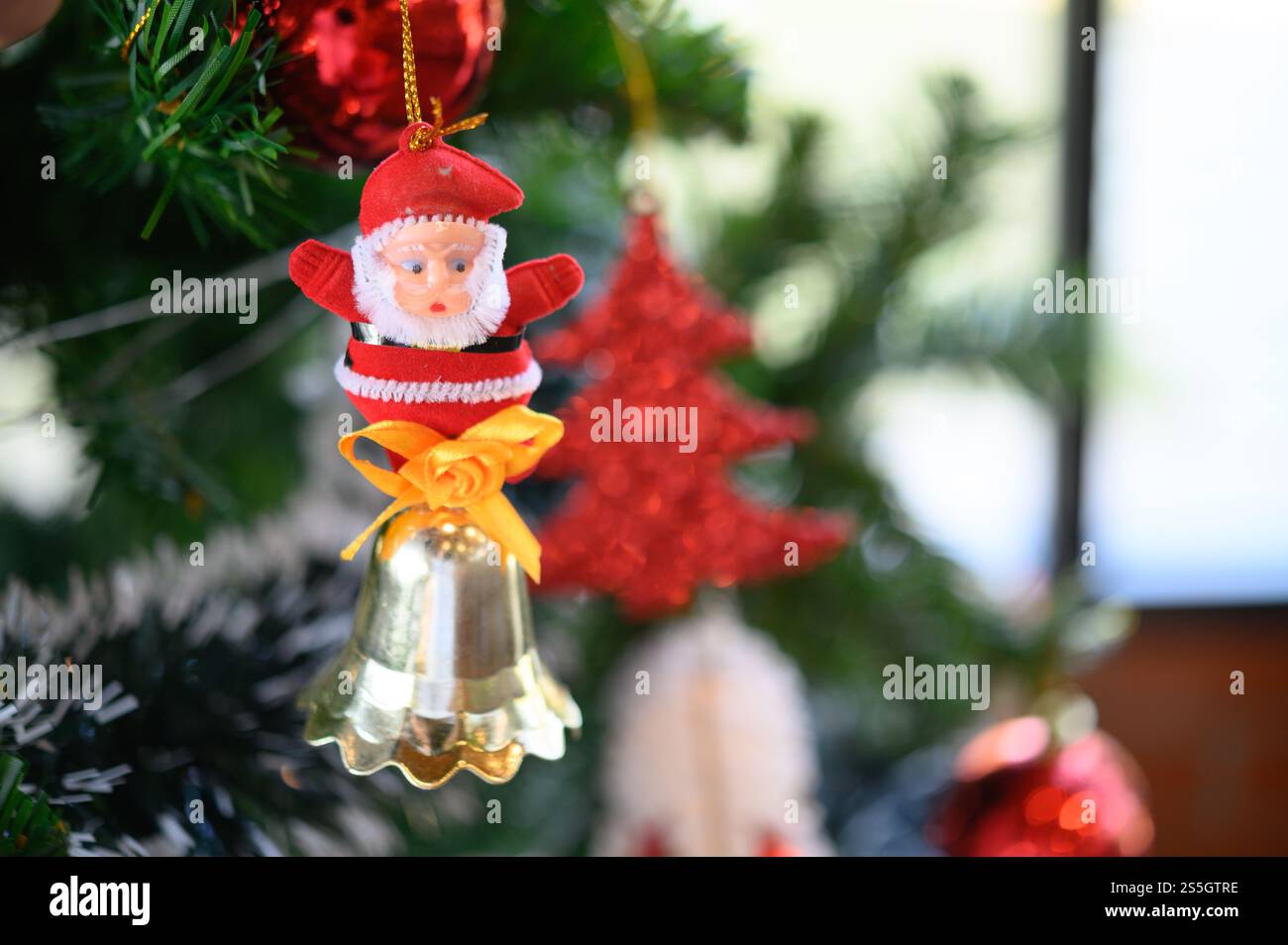 Nahaufnahme der Weihnachtsbaumdekoration. Stockfoto