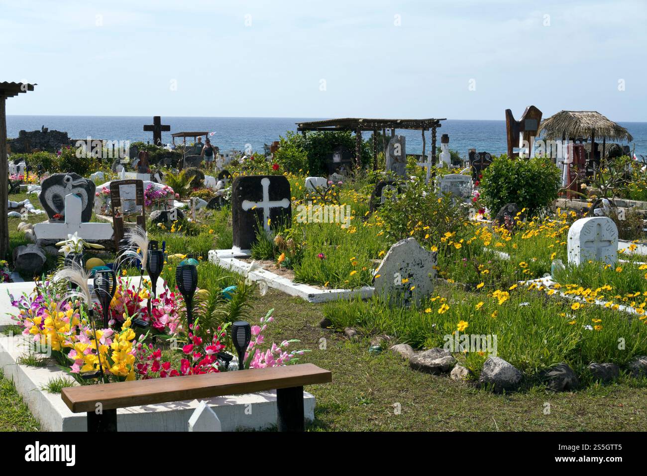Die Gräber auf dem Friedhof Hanga Roa zeigen christliche und einheimische Symbole, die Osterinsel. Stockfoto