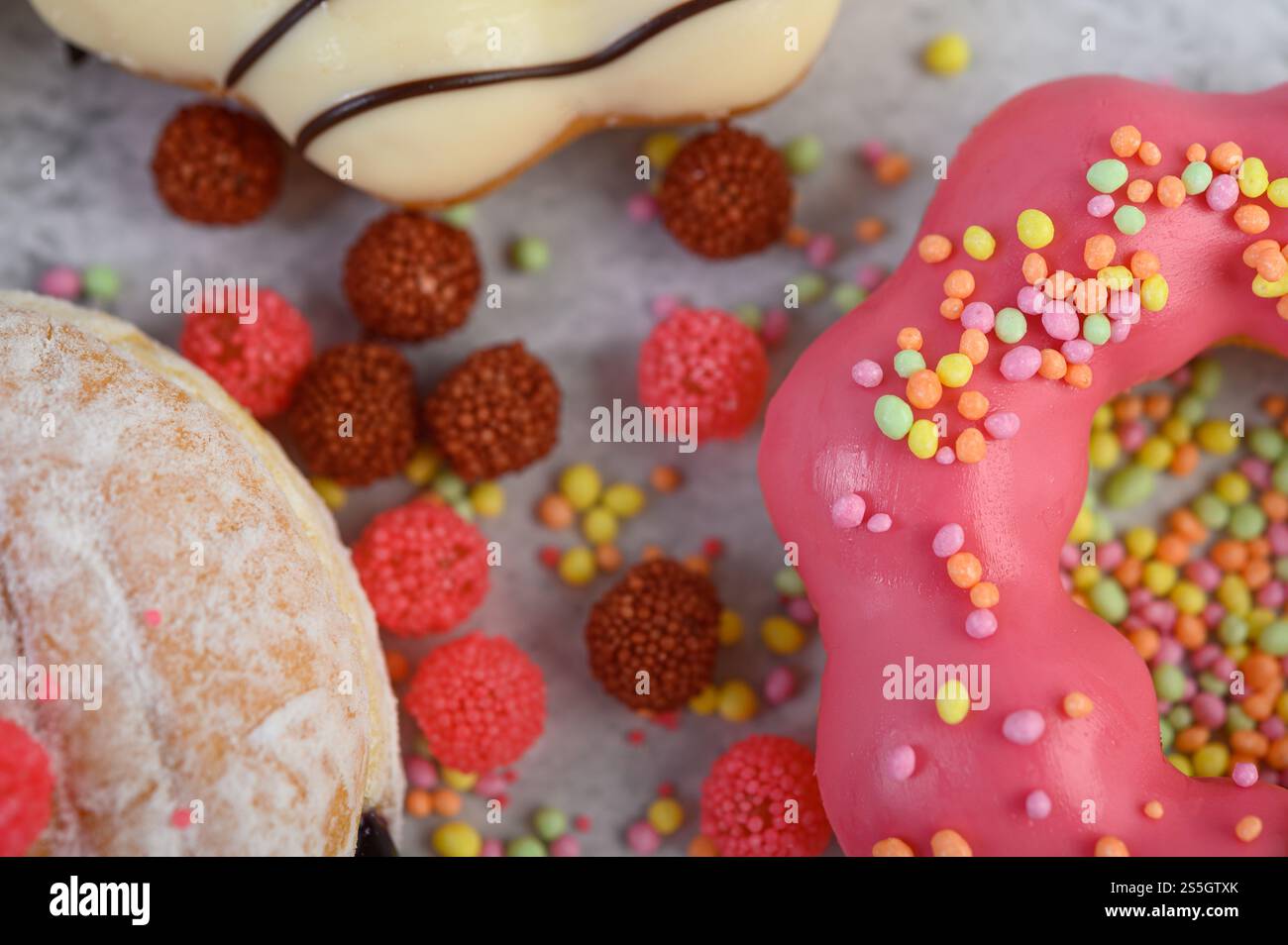 Garnieren Sie Erdbeeren und weiße Donuts. Selektiver Fokus Stockfoto