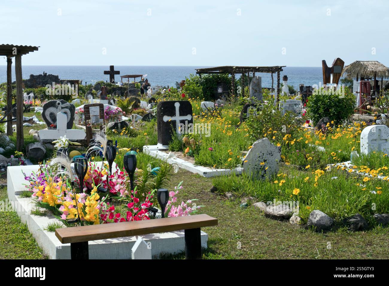 Die Gräber auf dem Friedhof Hanga Roa zeigen christliche und einheimische Symbole, die Osterinsel. Stockfoto