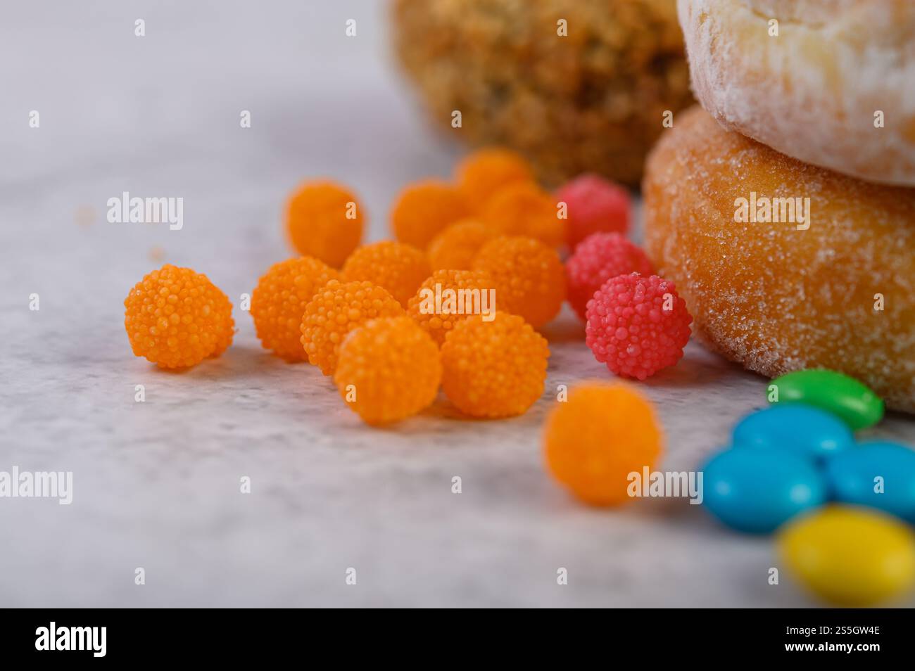 Das Topping zum Dekorieren von Donuts. Selektiver Fokus Stockfoto