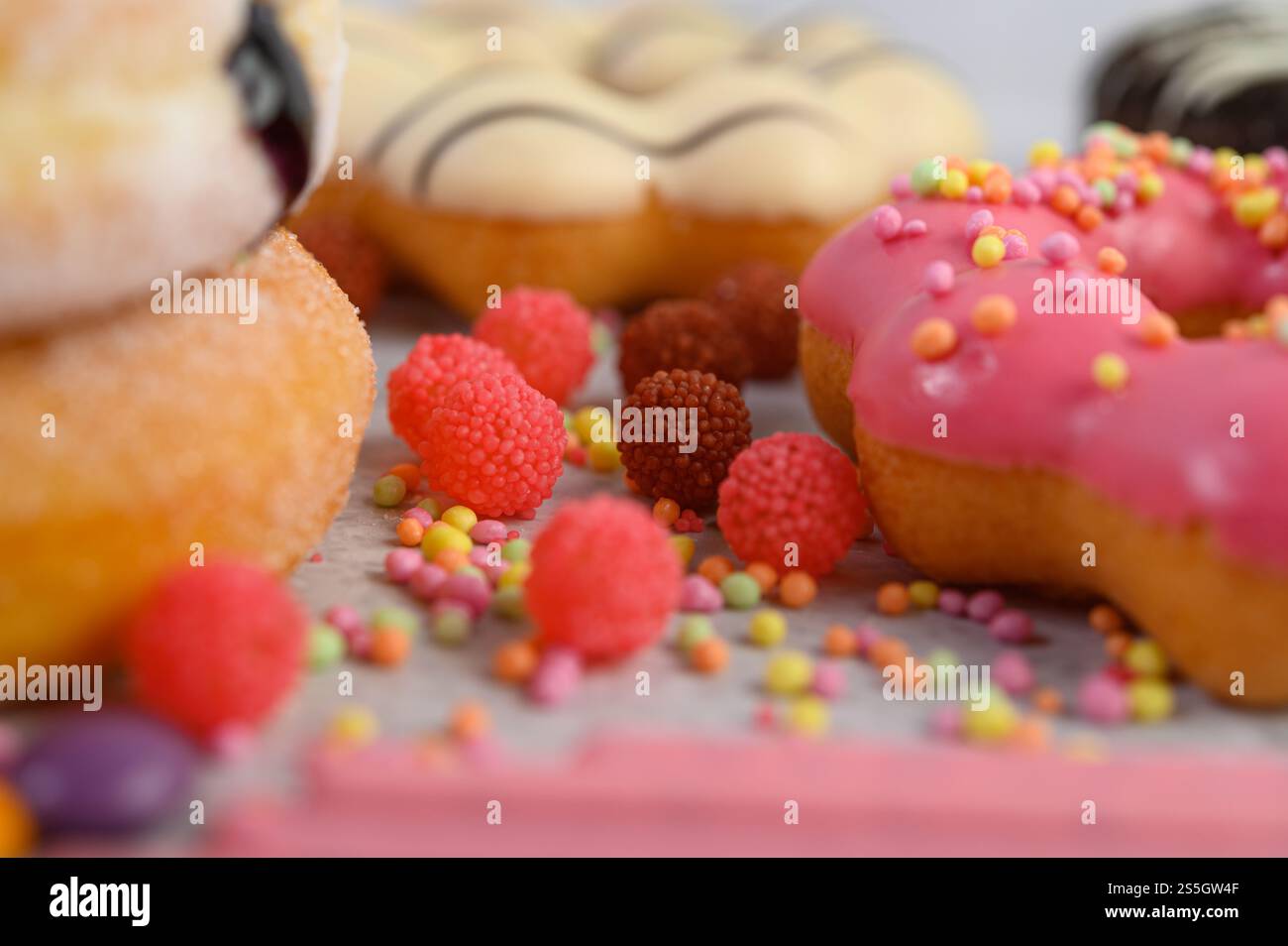 Das Topping zum Dekorieren von Donuts. Selektiver Fokus Stockfoto