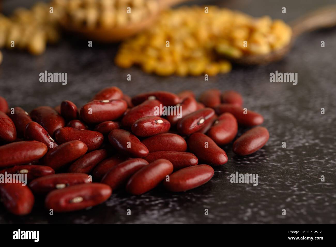 Rote Bohne auf schwarzem Zementboden. Selektiver Fokus. Stockfoto