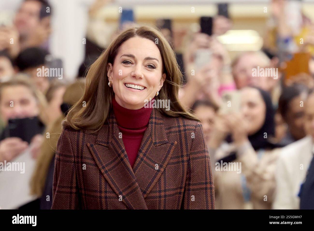 Britain's Princess Kate, center, visits The Royal Marsden Hospital, London, where she received her cancer treatment, Tuesday Jan. 14, 2025. (Chris Jackson/Pool Photo via AP) Stockfoto