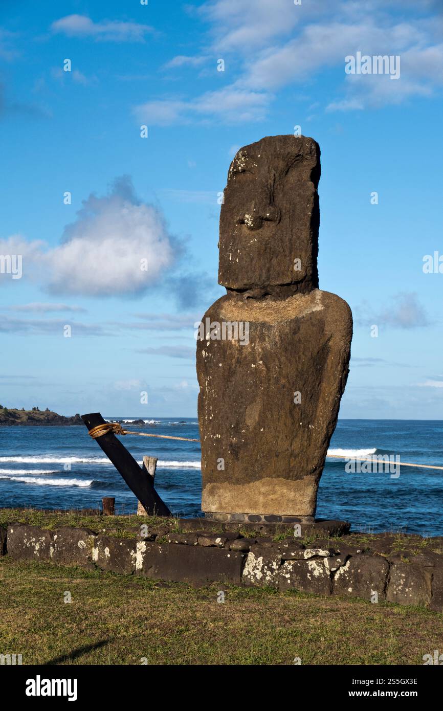 Ein Moai steht am kleinen Hafen in der Stadt Hanga Roa, Osterinsel. Stockfoto