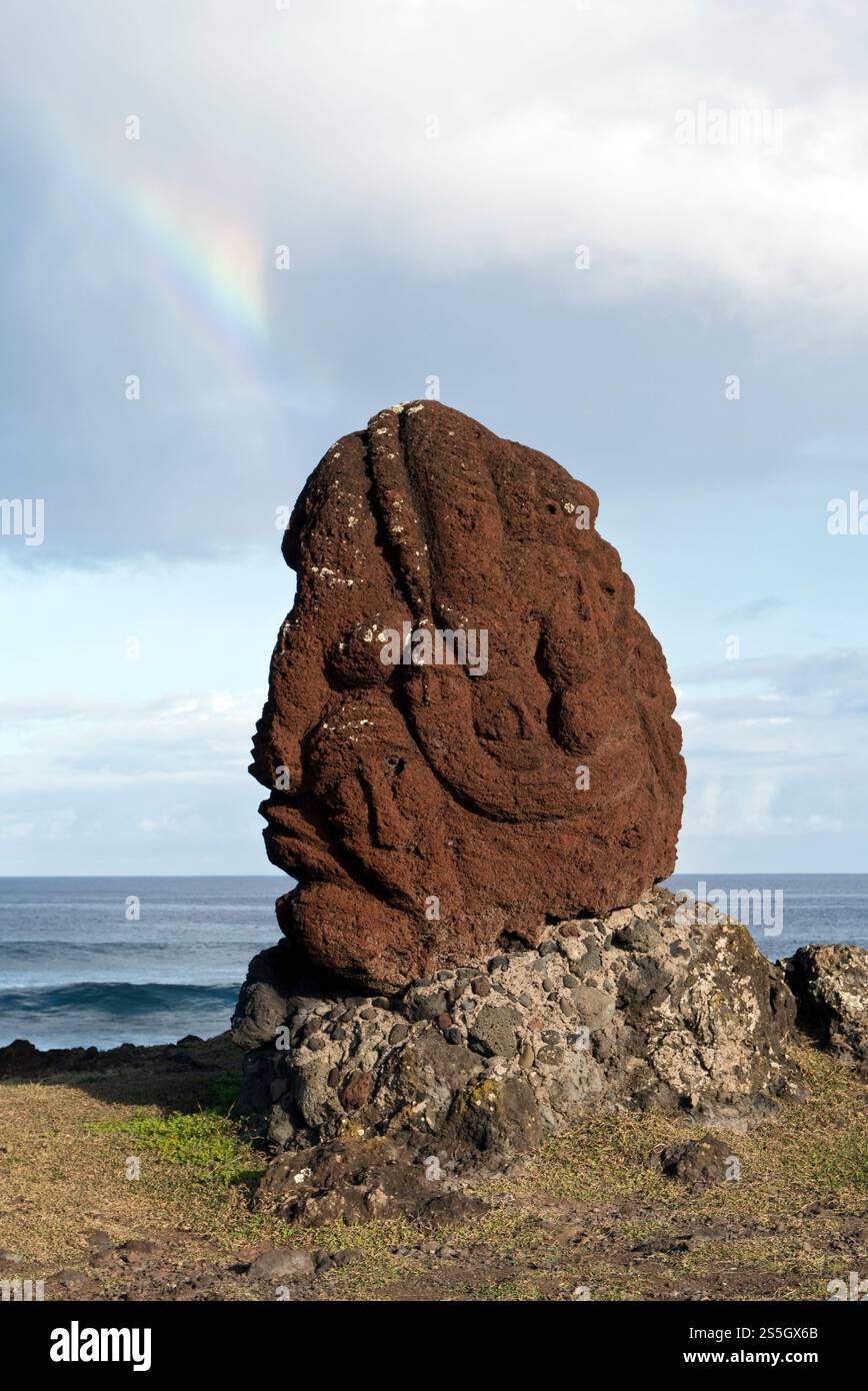 Moderne Steinstatuen stehen an der Straße nach Hanga Roa, Osterinsel. Stockfoto