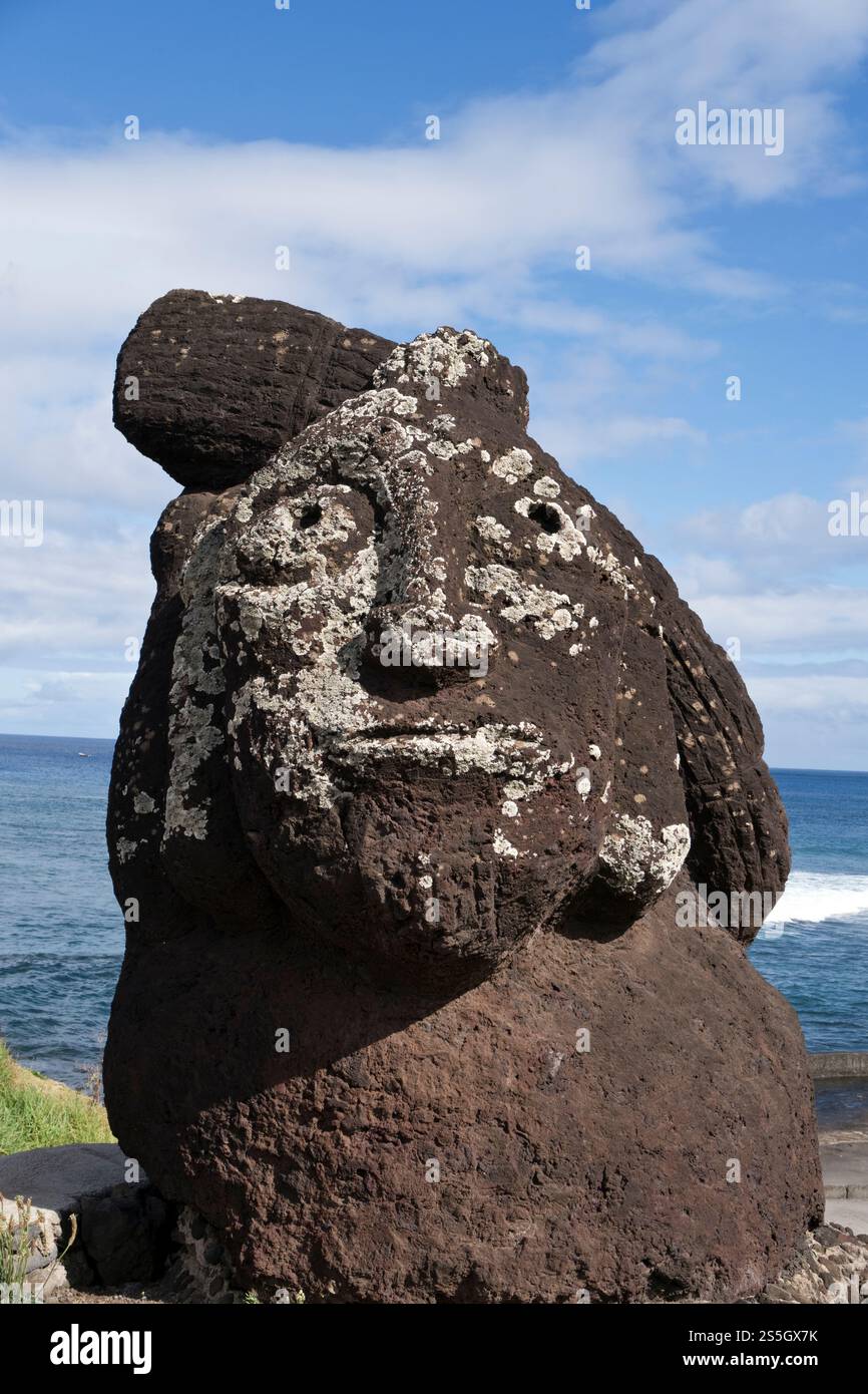 Moderne Steinstatuen stehen an der Straße nach Hanga Roa, Osterinsel. Stockfoto