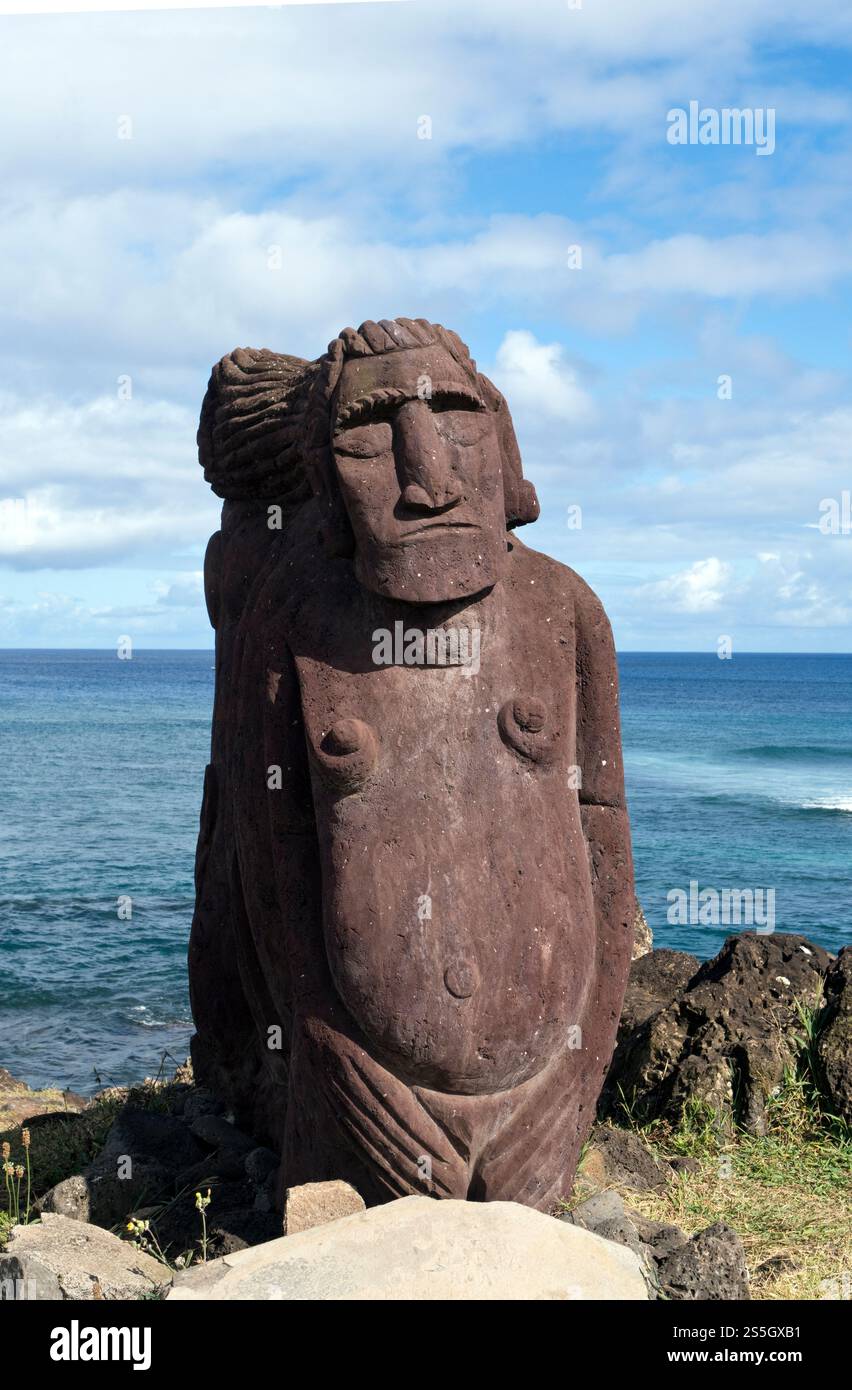 Moderne Steinstatuen stehen an der Straße nach Hanga Roa, Osterinsel. Stockfoto