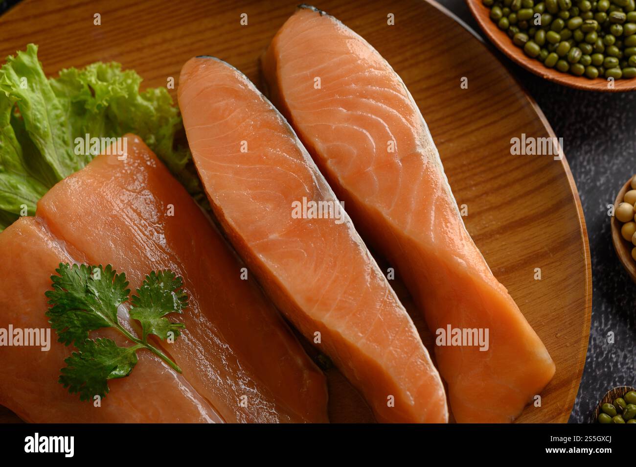 Lachsstücke auf einem Holzteller. Selektiver Fokus. Stockfoto