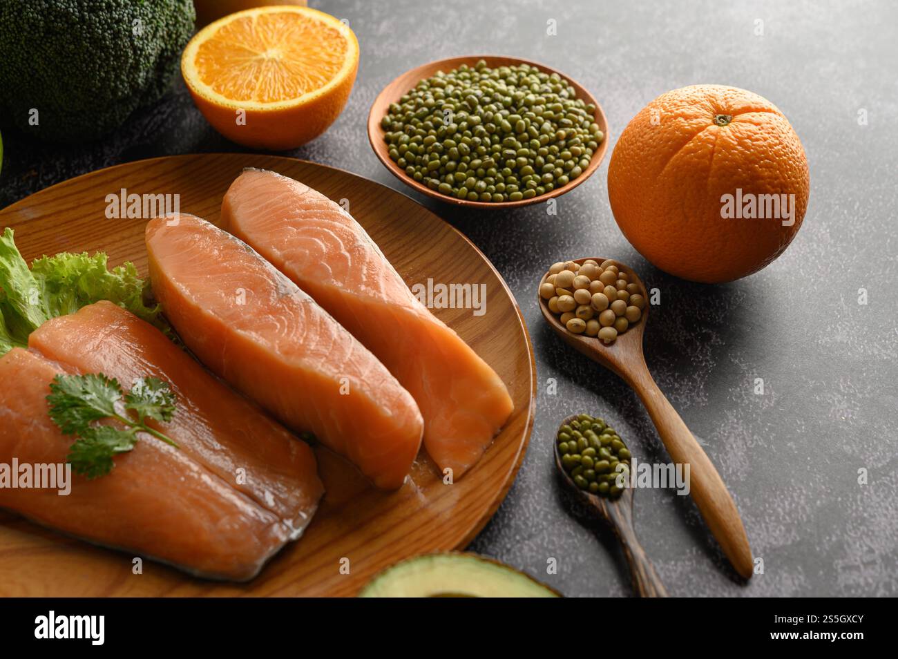 Lachsstücke auf einem Holzteller. Selektiver Fokus. Stockfoto