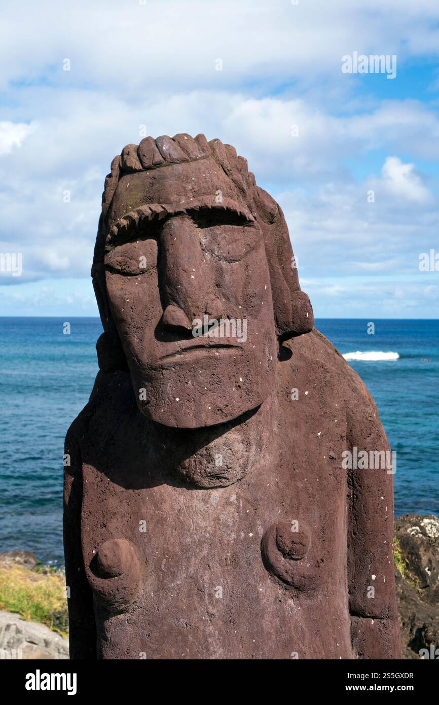 Moderne Steinstatuen stehen an der Straße nach Hanga Roa, Osterinsel. Stockfoto