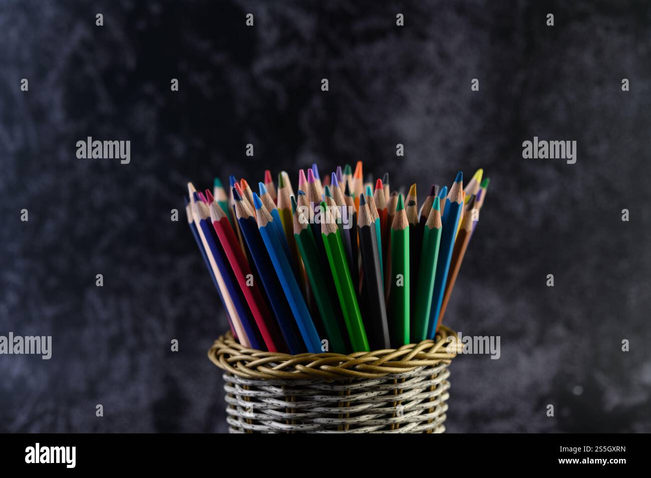 Farbstifte im Bleistiftetui, selektiver Fokus Stockfoto