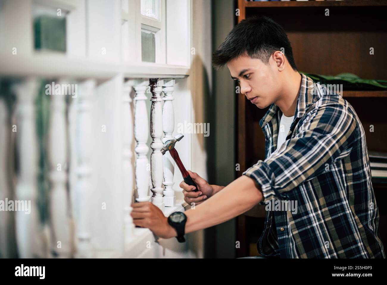 Der Zimmermann hält Hammer und Nägel. Selektiver Fokus. Stockfoto