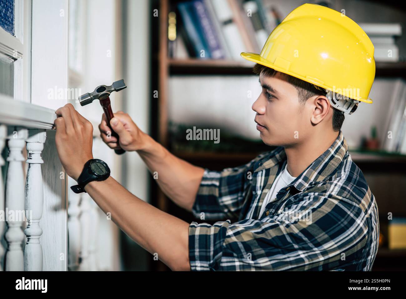 Der Zimmermann hält Hammer und Nägel. Selektiver Fokus. Stockfoto