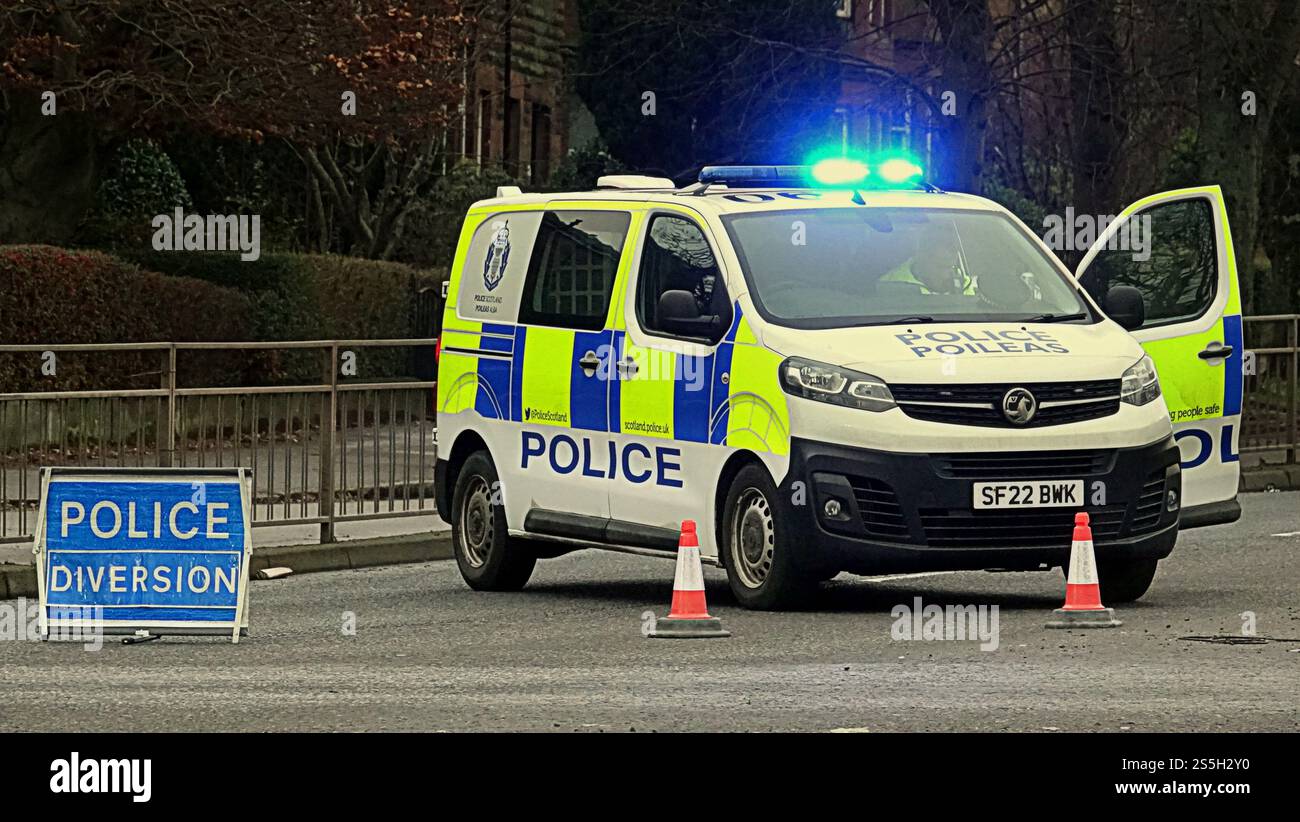 Glasgow, Schottland, Großbritannien. Januar 2025. Massiver Verkehrsüberfall auf der Balshagray Avenue A739 und der Ausfahrt aus dem clyde-Tunnel aufgrund eines Autozertrümmerns, einer einsamen Meile bis zum Anniesland-Kreuz und Busse, die umgeleitet wurden, als Passagiere von den Bussen ausstiegen, die von dem Vorfall erfasst wurden. Jetzt als tödlicher Unfall gemeldet. Credit Gerard Ferry /Alamy Live News Stockfoto