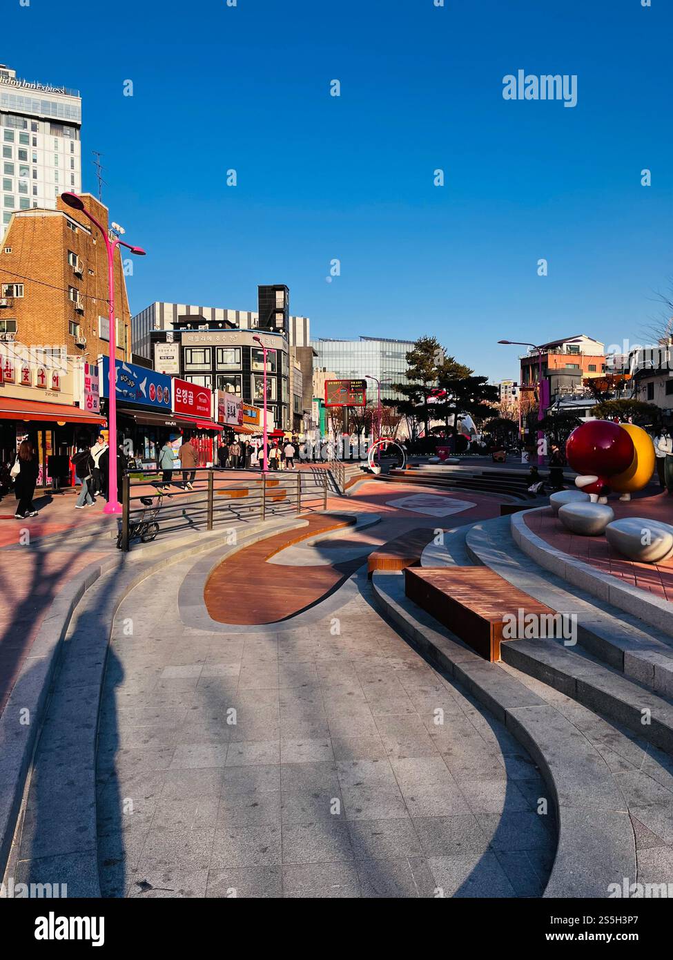 Seoul, Hongdae District, - Hongdae (Koreanisch 홍대) ist ein Stadtteil im Mapo District, Seoul, das für seine urbane Kunst und Indie-Musik bekannt ist Stockfoto