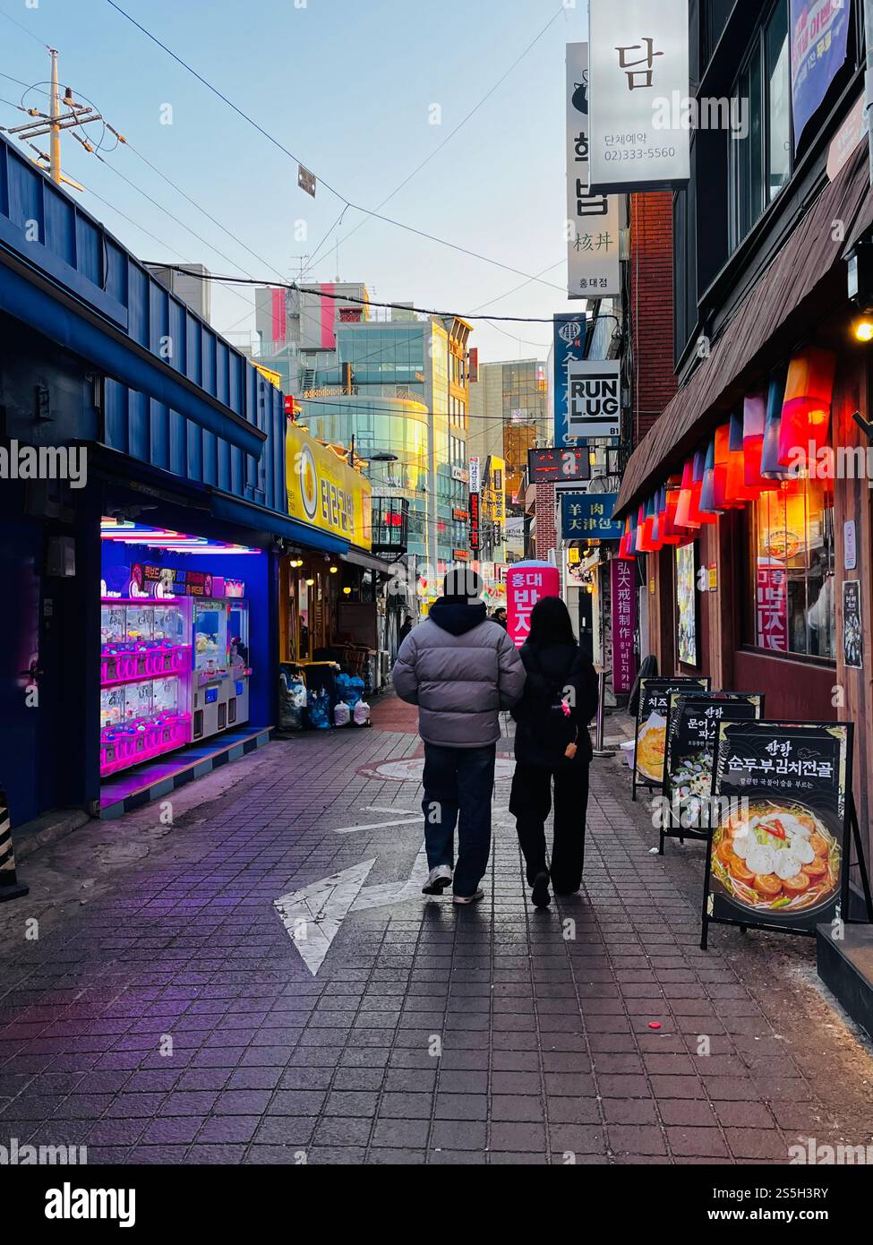 Seoul, Hongdae District, - Hongdae (Koreanisch 홍대) ist ein Stadtteil im Mapo District, Seoul, das für seine urbane Kunst und Indie-Musik bekannt ist Stockfoto