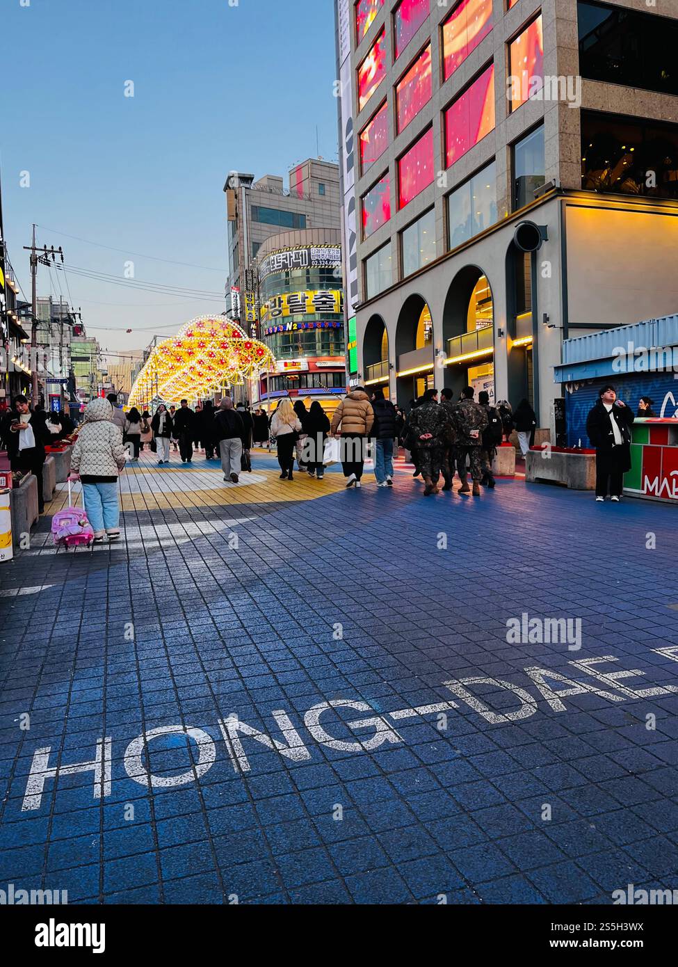 Seoul, Hongdae District, - Hongdae (Koreanisch 홍대) ist ein Stadtteil im Mapo District, Seoul, das für seine urbane Kunst und Indie-Musik bekannt ist Stockfoto