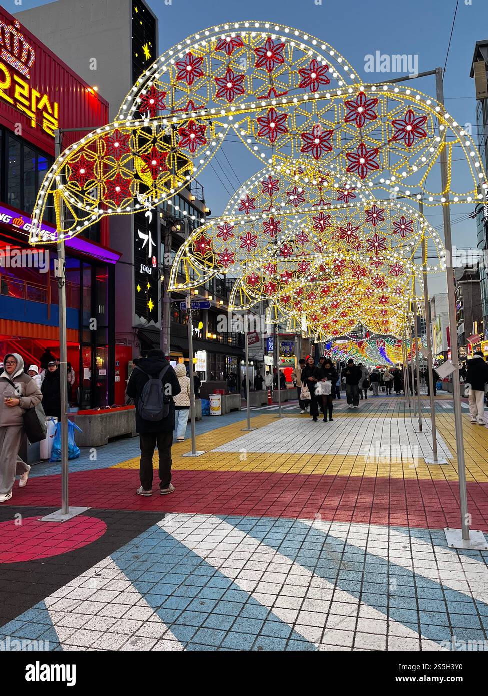 Seoul, Hongdae District, - Hongdae (Koreanisch 홍대) ist ein Stadtteil im Mapo District, Seoul, das für seine urbane Kunst und Indie-Musik bekannt ist Stockfoto