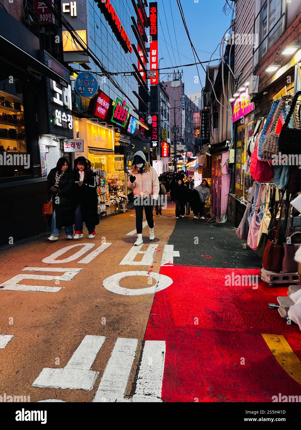 Seoul, Hongdae District, - Hongdae (Koreanisch 홍대) ist ein Stadtteil im Mapo District, Seoul, das für seine urbane Kunst und Indie-Musik bekannt ist Stockfoto