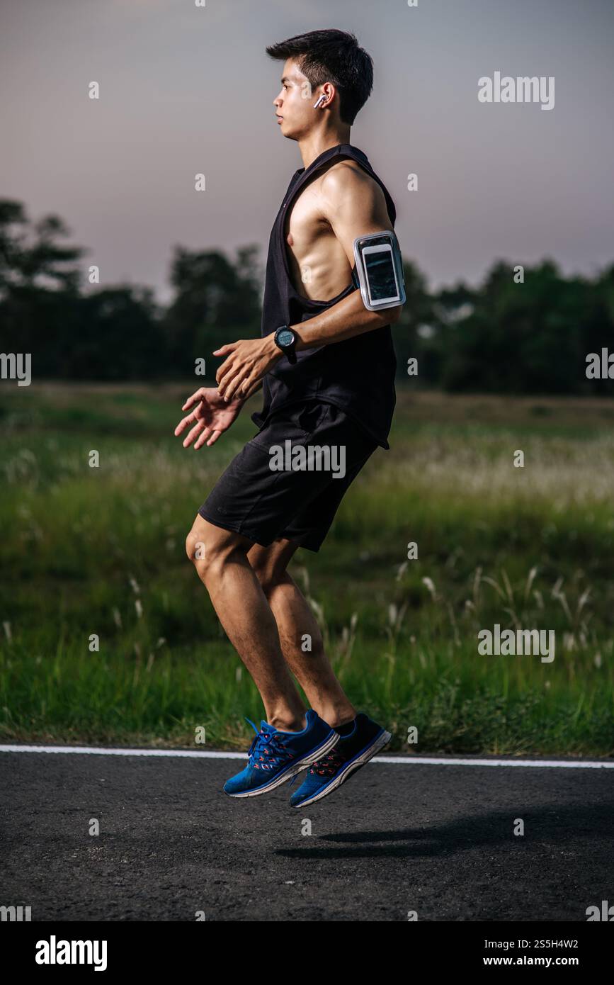 Männer trainieren, indem sie auf die Straße springen. Selektiver Fokus. Stockfoto