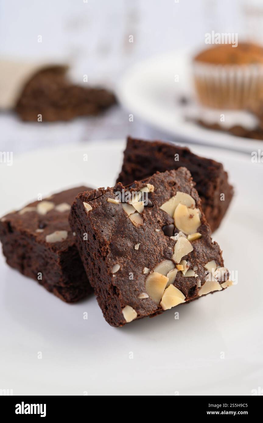 Schokoladen-Brownies auf einem weißen Teller. Selektiver Fokus. Stockfoto