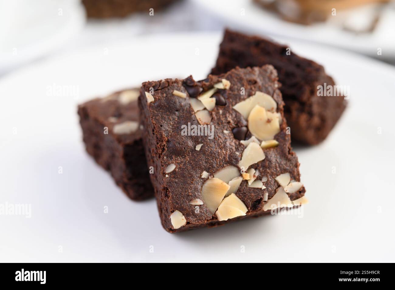 Schokoladen-Brownies auf einem weißen Teller. Selektiver Fokus. Stockfoto