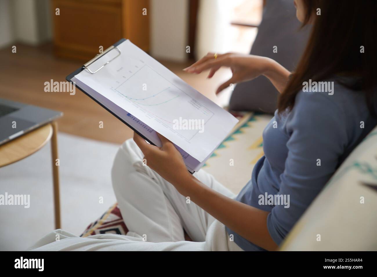 Geschäftsfrau, die von zu Hause aus arbeitet.finanzielle Probleme Home Work Space Konzept. Stockfoto