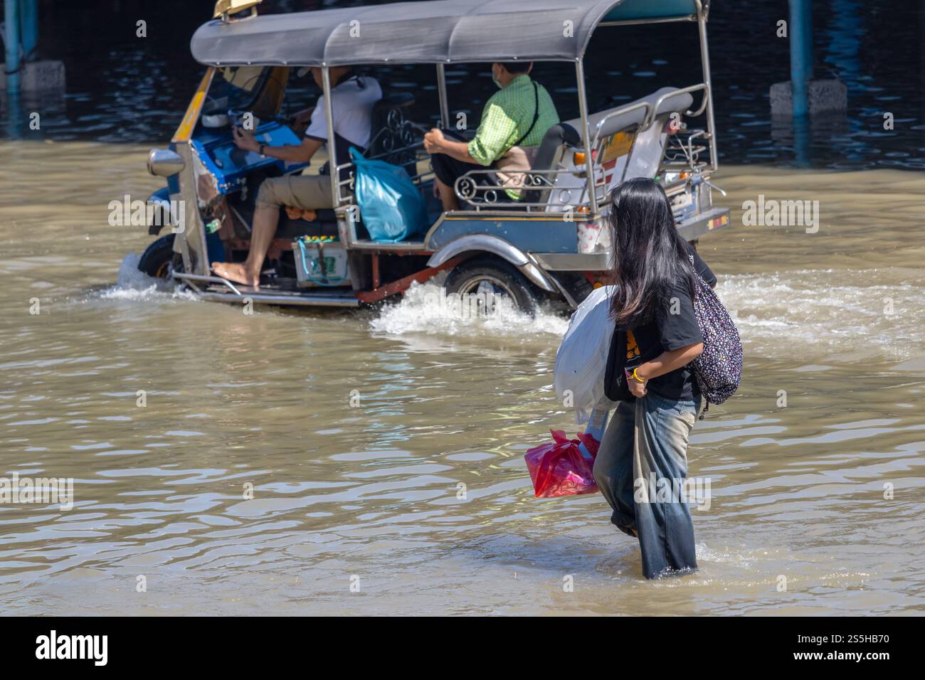 Verkehr auf einer überfluteten Straße, Thailand Stockfoto
