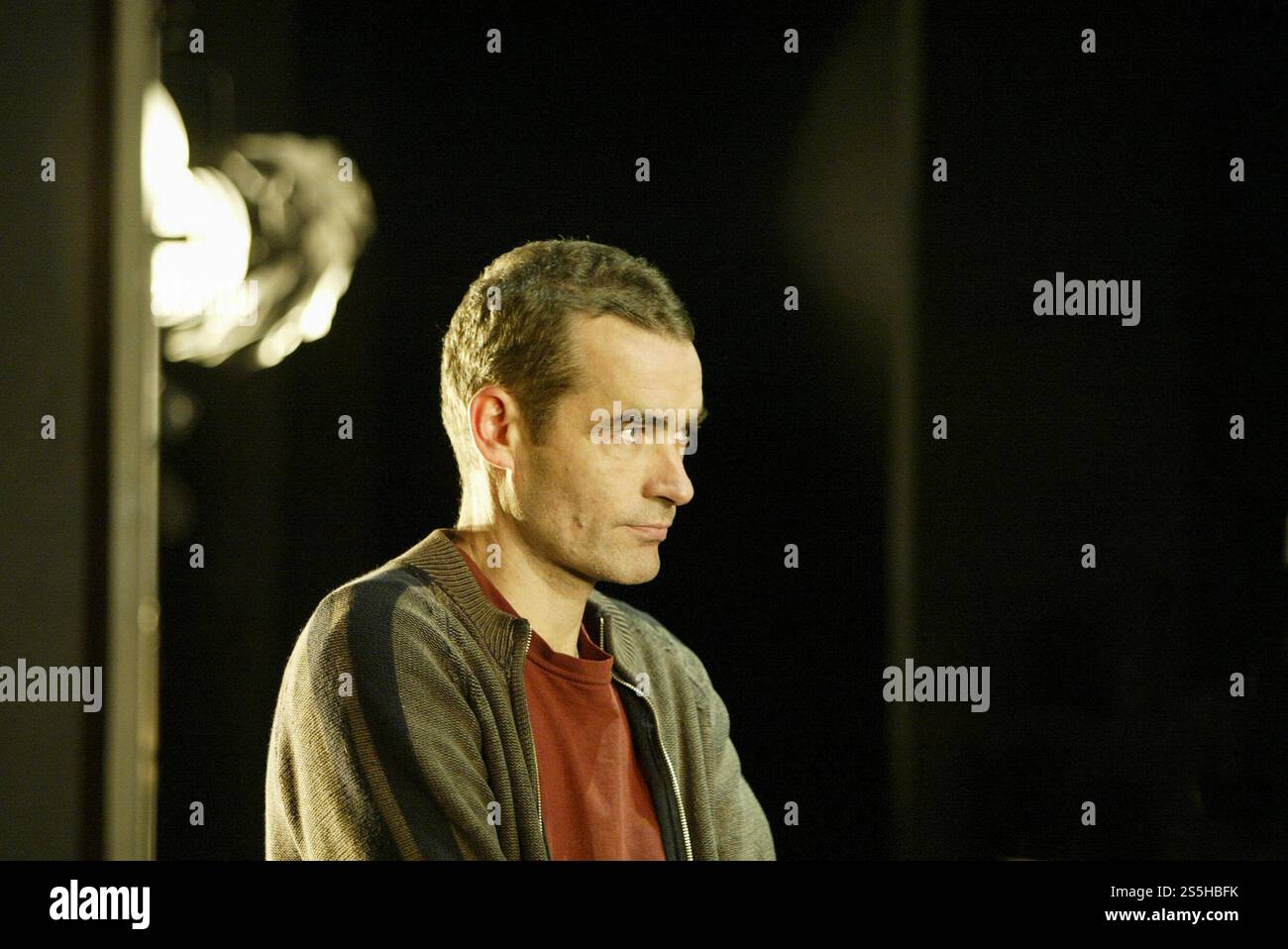 Rufus Norris (Regisseur) bei einem Pressefoto für FESTEN im Lyric Theatre, London W1 09/2004 eine Almeida Theatre-Produktion adaptiert von David Eldridge aus dem Film & Drama von Thomas Vinterberg, Mogens Rukov & Bo Hr. Hansen Musik: Orlando Gough Set Design: Ian MacNeil Kostüme: Joan Wadge Beleuchtung: Jean Kalman Regie: Rufus Norris Stockfoto