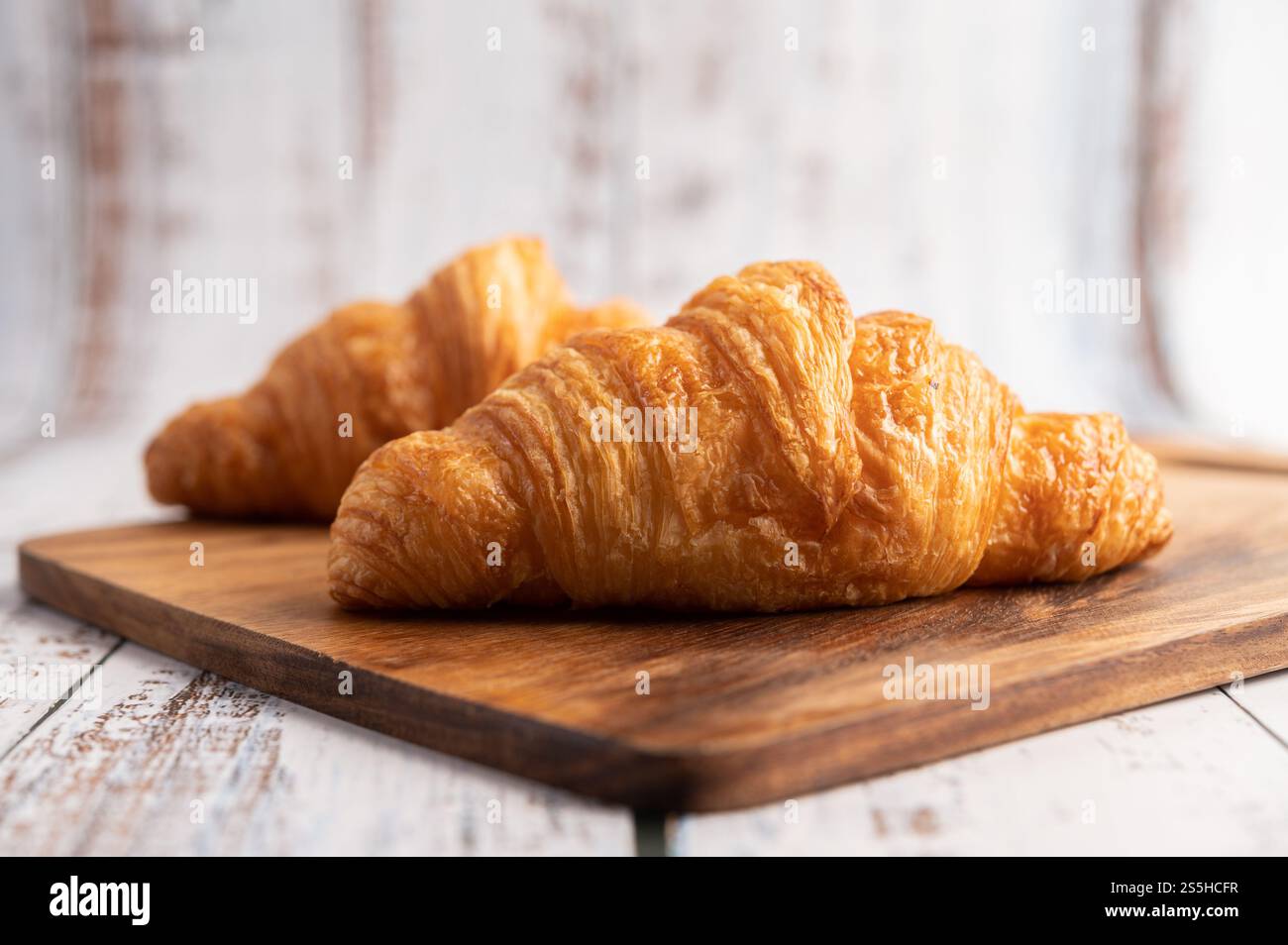 Croissants auf einem hölzernen Schneidebrett. Selektiver Fokus. Stockfoto